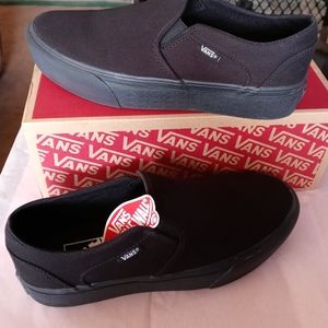 🎄🎁Vans! New! Slip on Platforms, Black